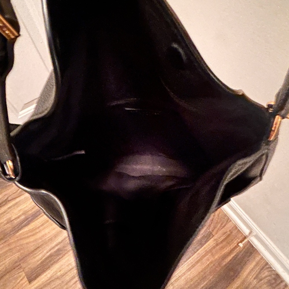 STYLISH Marc Jacobs hobo bag with matching wallet. ***WALLET SOLD SEPARATELY*** - Picture 5 of 11